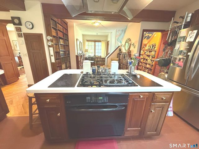 8 Ivy Road, Stonington, CT 06355