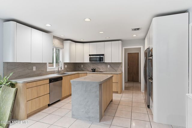 5 Washington Avenue, Morganville, NJ 07751