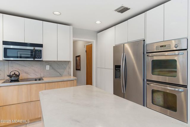 5 Washington Avenue, Morganville, NJ 07751