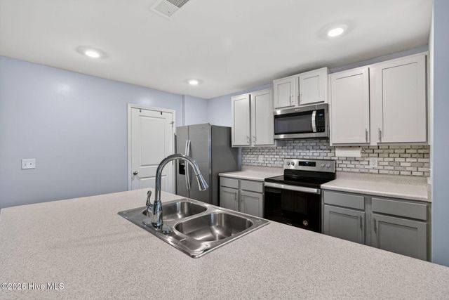 569 Draymore Drive NE, Leland, NC 28451