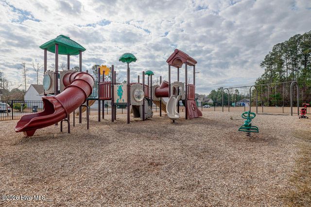 569 Draymore Drive NE, Leland, NC 28451