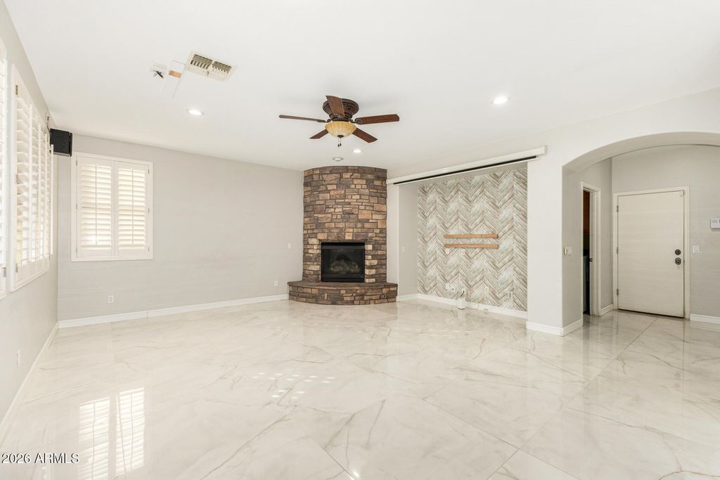 Image 10 of property listing at 1919 W BONANZA Lane, Phoenix, AZ 85085