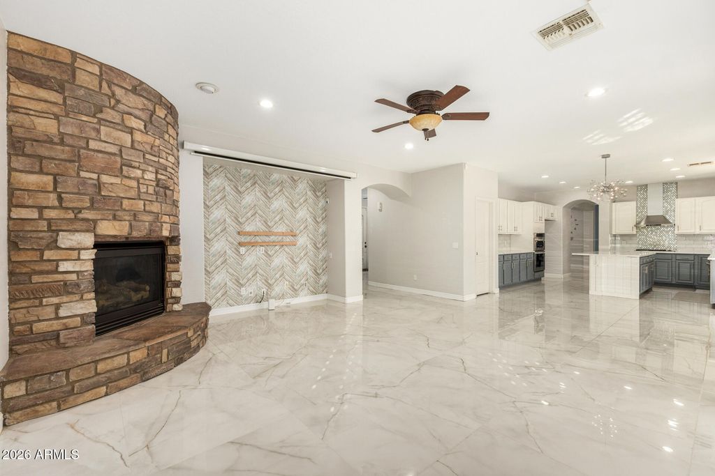 Image 11 of property listing at 1919 W BONANZA Lane, Phoenix, AZ 85085