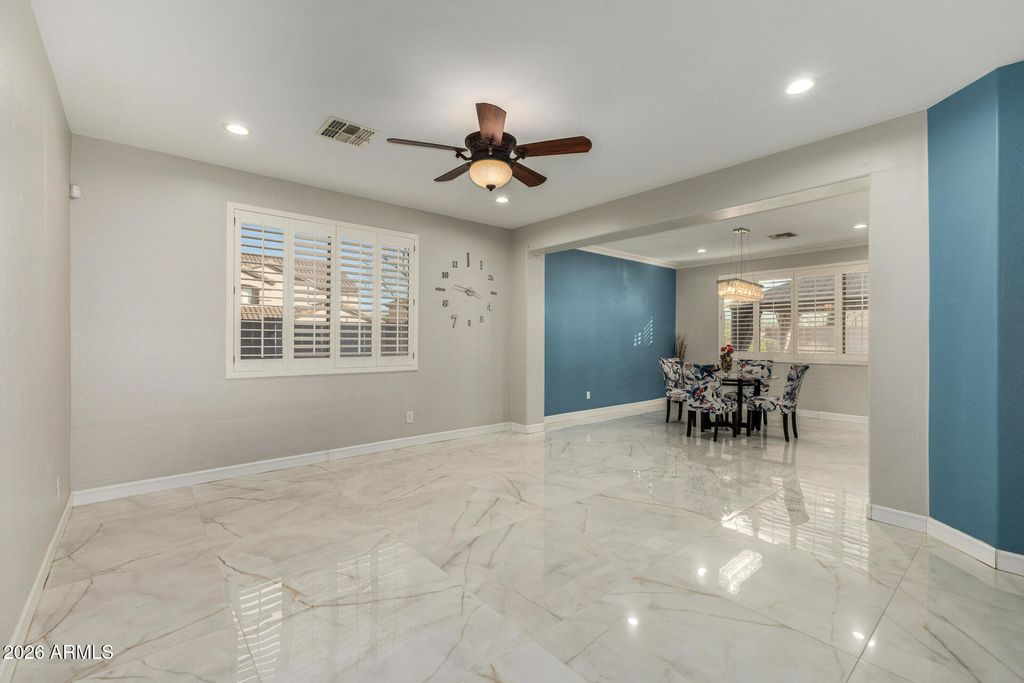 Image 13 of property listing at 1919 W BONANZA Lane, Phoenix, AZ 85085