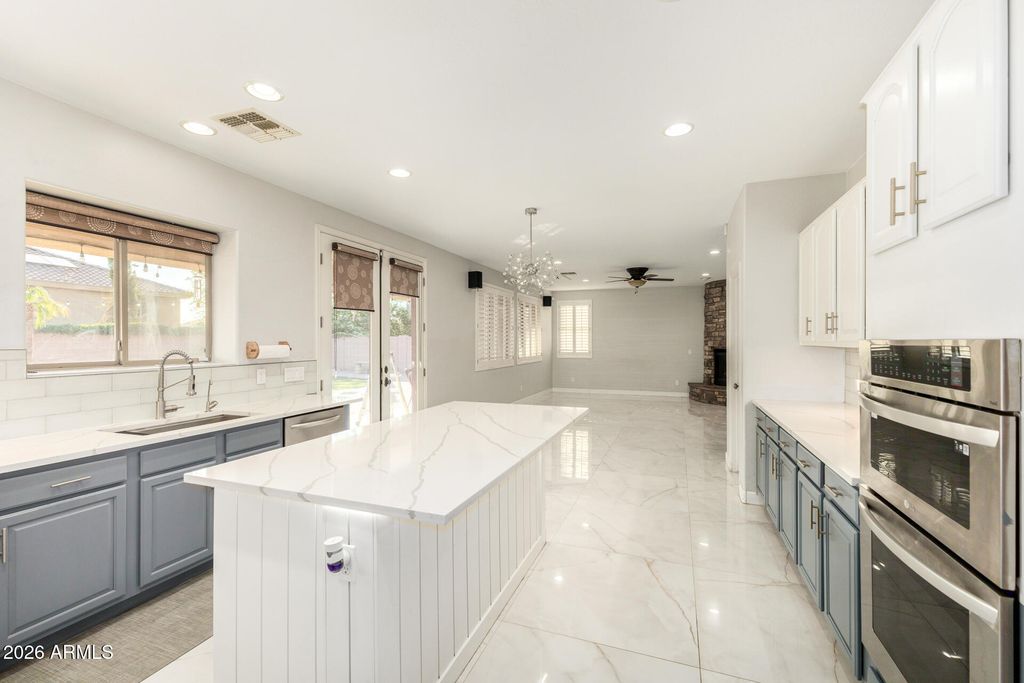 Image 20 of property listing at 1919 W BONANZA Lane, Phoenix, AZ 85085