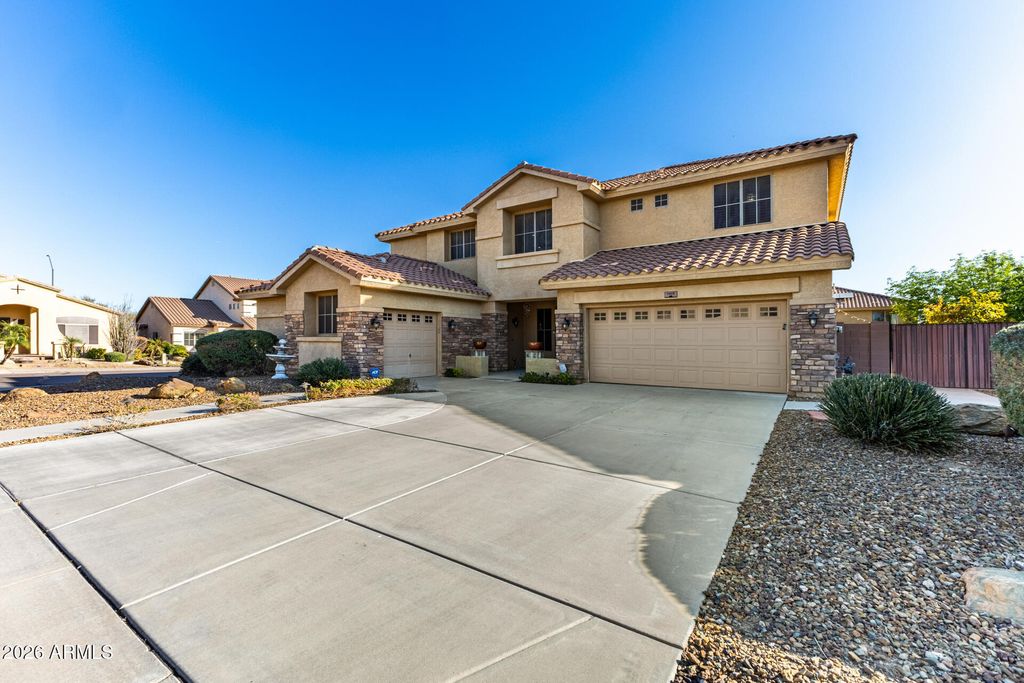 Image 3 of property listing at 1919 W BONANZA Lane, Phoenix, AZ 85085