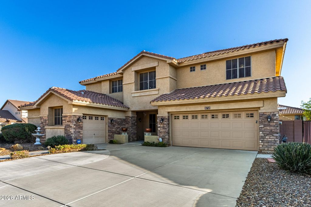 Image 4 of property listing at 1919 W BONANZA Lane, Phoenix, AZ 85085