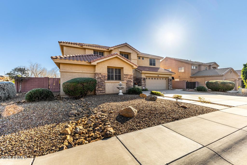 Image 5 of property listing at 1919 W BONANZA Lane, Phoenix, AZ 85085