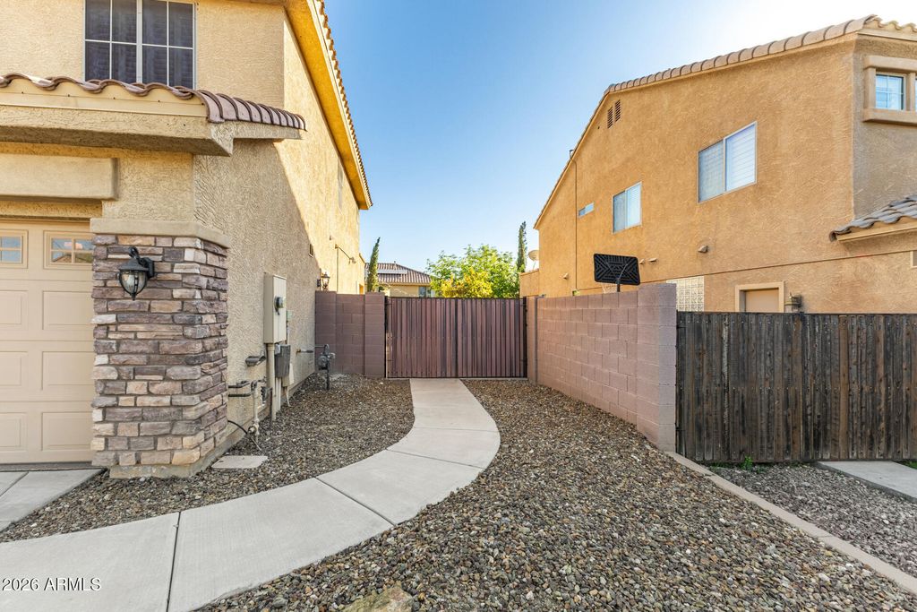 Image 8 of property listing at 1919 W BONANZA Lane, Phoenix, AZ 85085