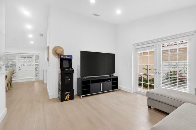 18847 NW 83rd Pl, Hialeah, FL 33015