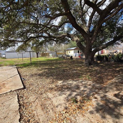 1003 Merchant Street, El Campo, TX 77437