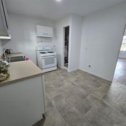 1003 Merchant Street, El Campo, TX 77437