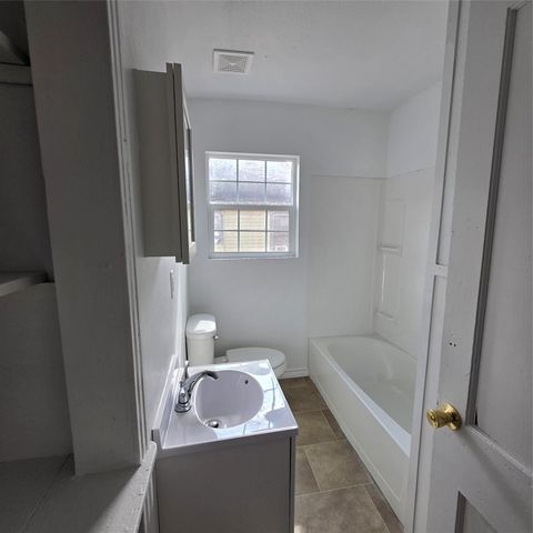 1003 Merchant Street, El Campo, TX 77437