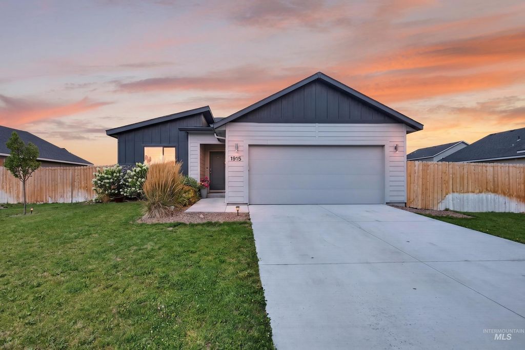 1915 SW Cooper Ave, Mountain Home, ID 83647 photo 1