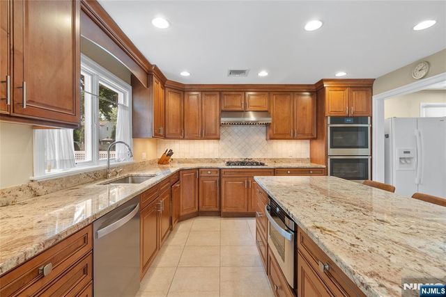 28 Demarest Road, Paramus, NJ 07652