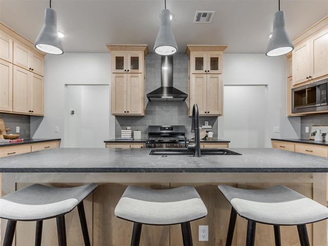 9240 NW 144th Place, Yukon, OK 73099