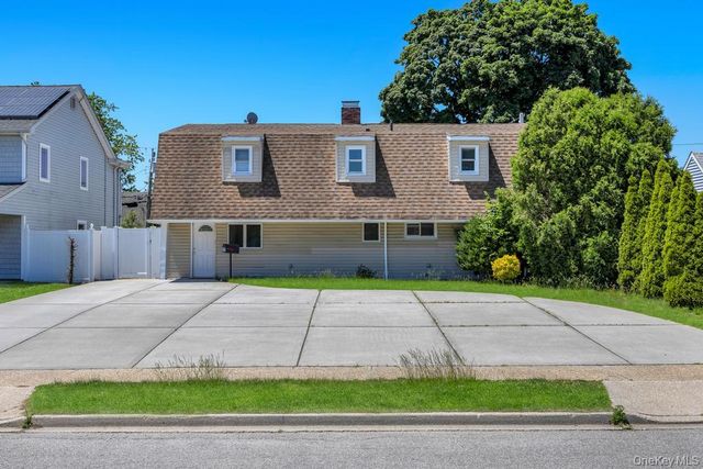 153 Sunrise Lane, Levittown, NY 11756