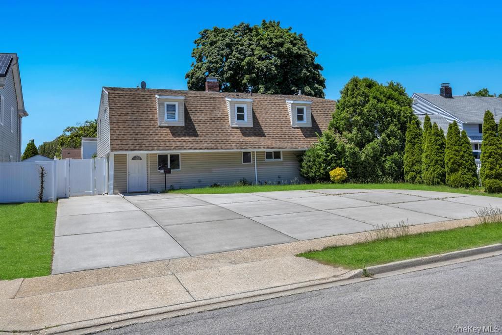 153 Sunrise Lane, Levittown, NY 11756