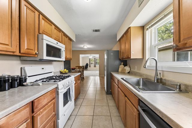 425 S Brownell Street, La Porte, TX 77571