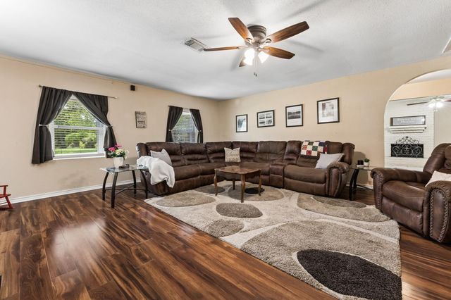 425 S Brownell Street, La Porte, TX 77571
