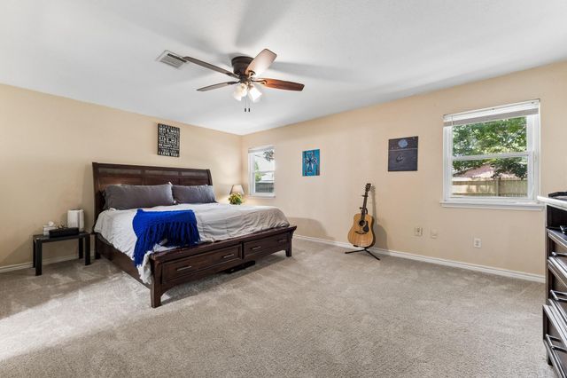 425 S Brownell Street, La Porte, TX 77571