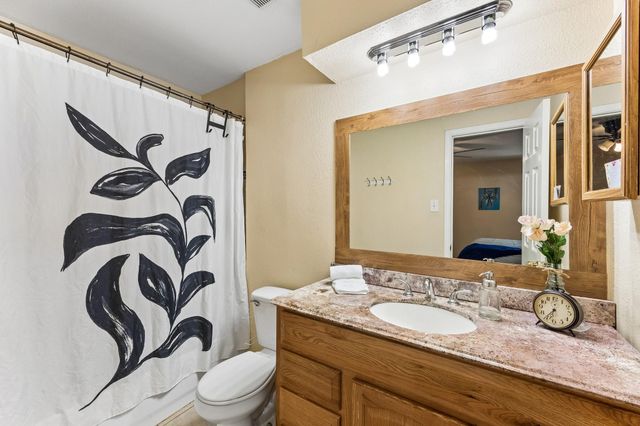 425 S Brownell Street, La Porte, TX 77571