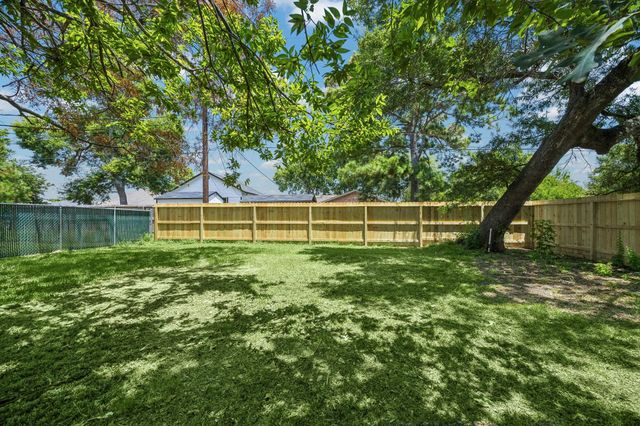 425 S Brownell Street, La Porte, TX 77571