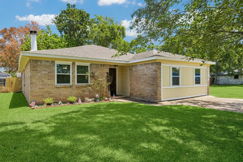 425 S Brownell Street, La Porte, TX 77571