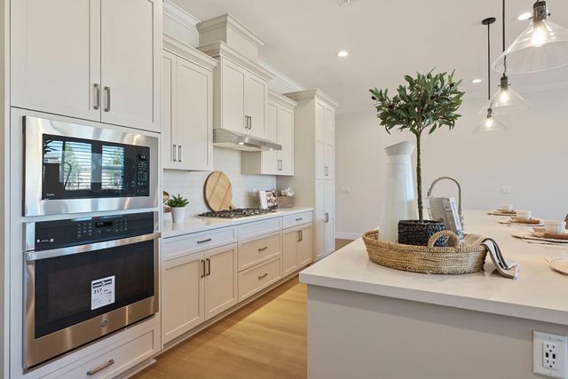 2252 Lyndon St, Lodi, CA 95242