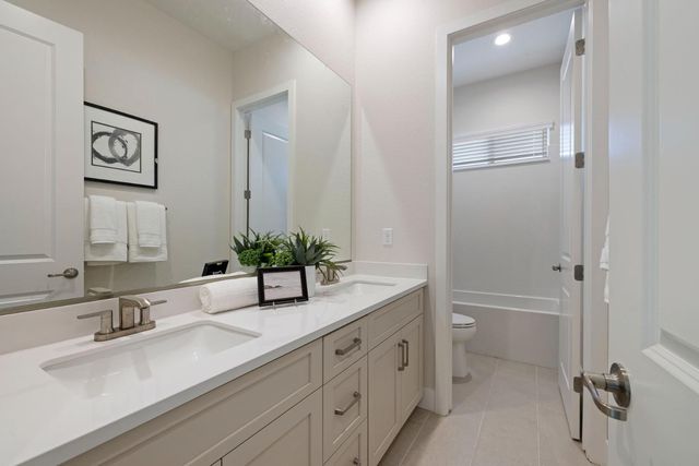 2252 Lyndon St, Lodi, CA 95242
