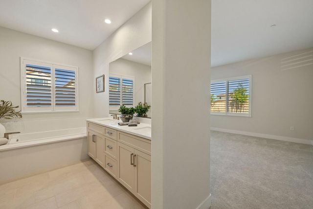2252 Lyndon St, Lodi, CA 95242