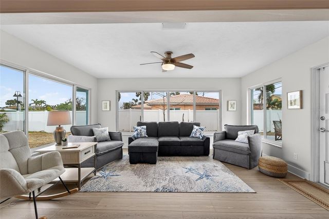 2 79TH STREET S, St Petersburg, FL 33707