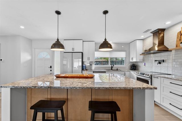 2 79TH STREET S, St Petersburg, FL 33707