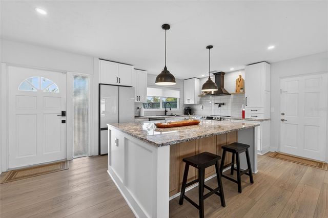 2 79TH STREET S, St Petersburg, FL 33707