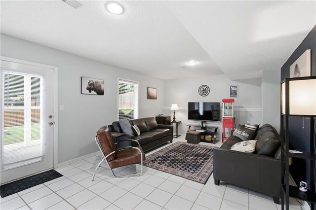 6453 N Amoret Avenue, Kansas City, MO 64151