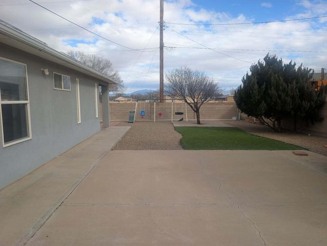 360 Don Carlos Avenue NE, Los Lunas, NM 87031