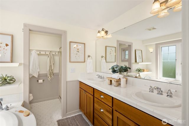 1803 Parade Grounds Avenue NE, Bainbridge Island, WA 98110