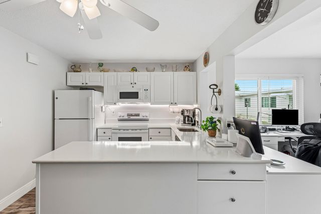 527 SW 16th Street, Boynton Beach, FL 33426