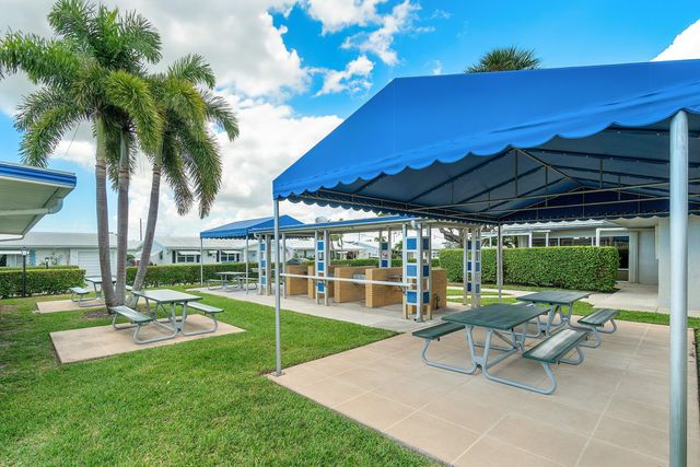 527 SW 16th Street, Boynton Beach, FL 33426