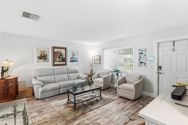 527 SW 16th Street, Boynton Beach, FL 33426