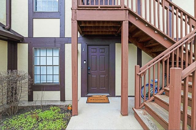 379 Sandhurst Circle 1, Glen Ellyn, IL 60137