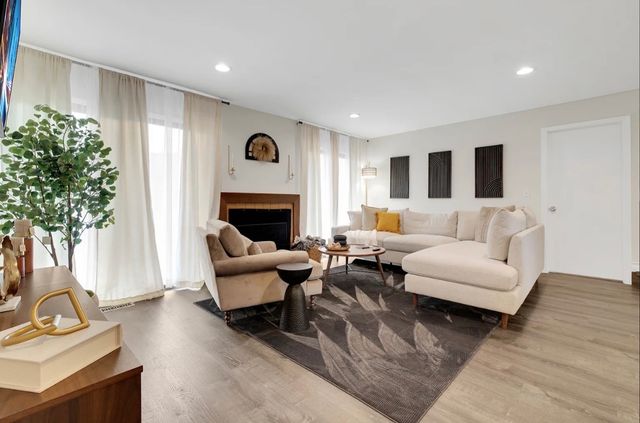 379 Sandhurst Circle 1, Glen Ellyn, IL 60137