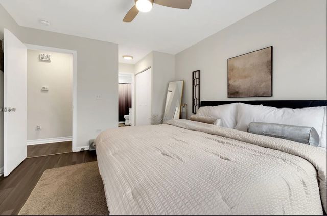 379 Sandhurst Circle 1, Glen Ellyn, IL 60137