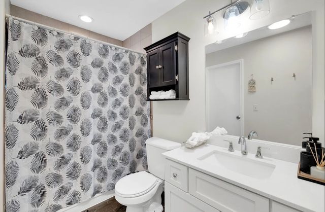 379 Sandhurst Circle 1, Glen Ellyn, IL 60137
