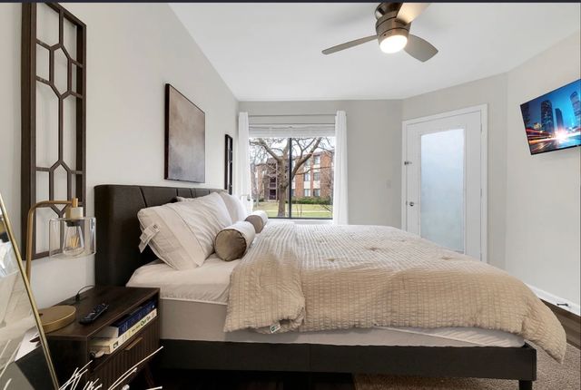 379 Sandhurst Circle 1, Glen Ellyn, IL 60137