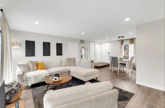 379 Sandhurst Circle 1, Glen Ellyn, IL 60137