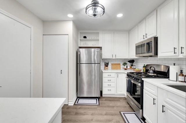 379 Sandhurst Circle 1, Glen Ellyn, IL 60137