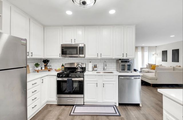 379 Sandhurst Circle 1, Glen Ellyn, IL 60137