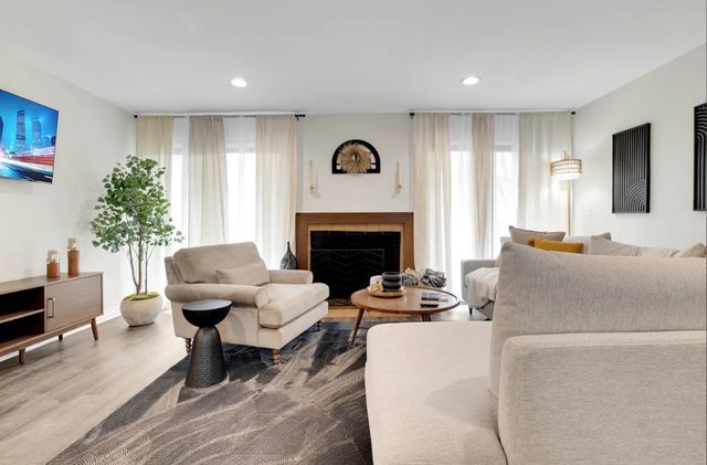 379 Sandhurst Circle 1, Glen Ellyn, IL 60137
