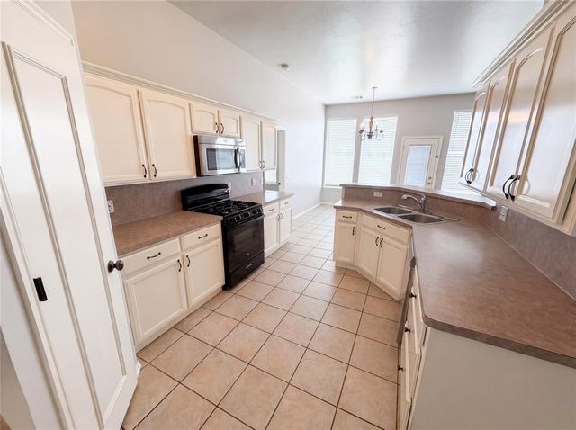 613 Applewood Street, Moore, OK 73160